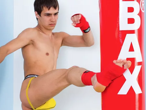 Superb jock man Ivan droplets a meaty