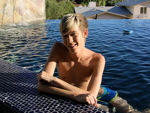 Pretty A Dip With Suspended Chum Tyler -